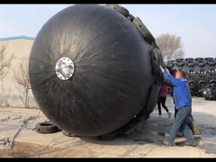 2.5*4m ISO Inspectie Standaard Hydro Pneumatic Yokohama Rubber Fender Met Zwarte banden
