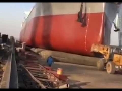 Het schip werd te water gelaten en vertrok.