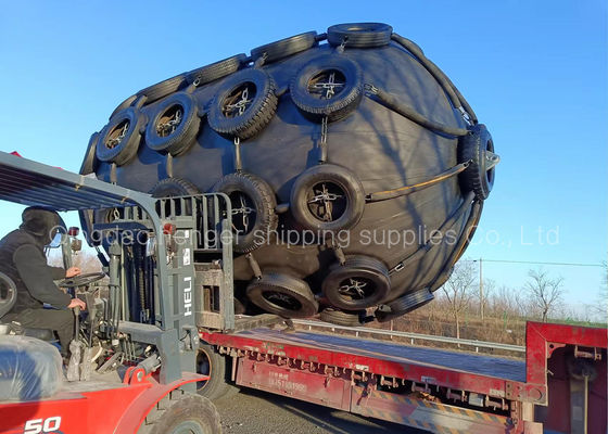 Kwaliteit Zwarte Marine Pneumatic Rubber Fender 50kpa 3.3*6.5m met Netto Ketting fabriek