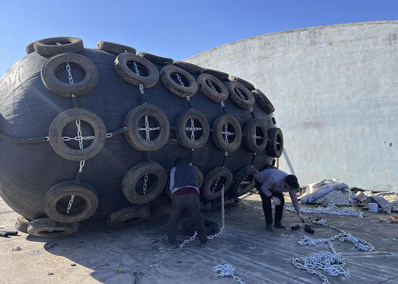 Kwaliteit Pneumatische scheepsfender Yokohama Opblaasbare natuurrubberfender met kettingnet fabriek