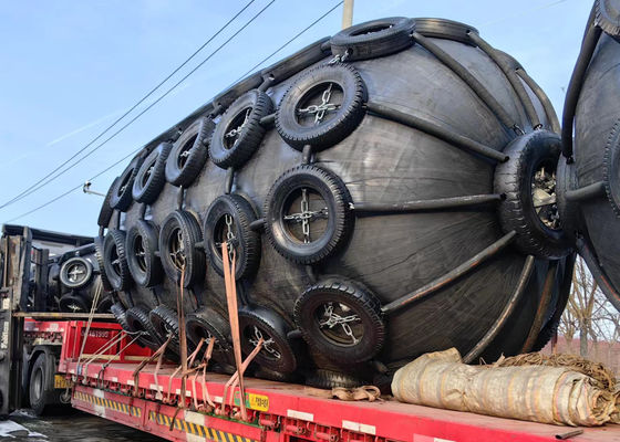 Kwaliteit Drijvende structuur 2.0*3.5-2.5*4.0m ISO17357 Ship-to-Ship 50kpa/80kpa Pneumatische Yokohama rubber fender fabriek