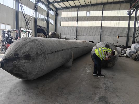 Kwaliteit Hoge drukweerstand opblaasbare luchtzakken voor de marine cilindrisch type Biedt prestaties voor het afzetten van schepen fabriek