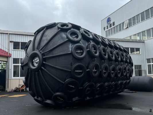 Kwaliteit Ontwerplevensduur 8 tot 15 jaar Drijvende opblaasbare fender voor dokken Hoge duurzaamheid Zwaar uitgevoerde drijvende dokbescherming voor boten fabriek