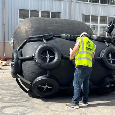 Kwaliteit ISO17357 gecertificeerde pneumatische rubberfender, 50/80Kpa druk voor bescherming van de zee fabriek