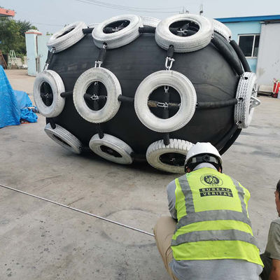 Kwaliteit Op maat gemaakte pneumatische rubberfender met 0,3-4,8 M beschikbare maten en 50kpa & 80kpa druk voor scheepsfendertoepassingen fabriek
