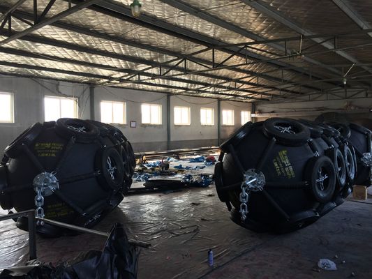 Kwaliteit Stootkussens van Marine Fender Roller Marine Jetty van de bootstrook de Rubber Pneumatische fabriek