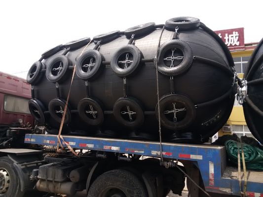 Kwaliteit Kabelnetten die Pneumatisch Rubber het Type van Stootkussens Pneumatisch Marine Fender D Stootkussen drijven fabriek