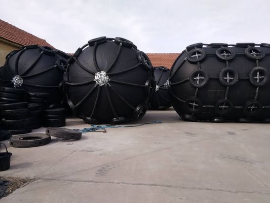 Kwaliteit Kabelnetten die Pneumatisch Rubber het Type van Stootkussens Pneumatisch Marine Fender D Stootkussen drijven fabriek