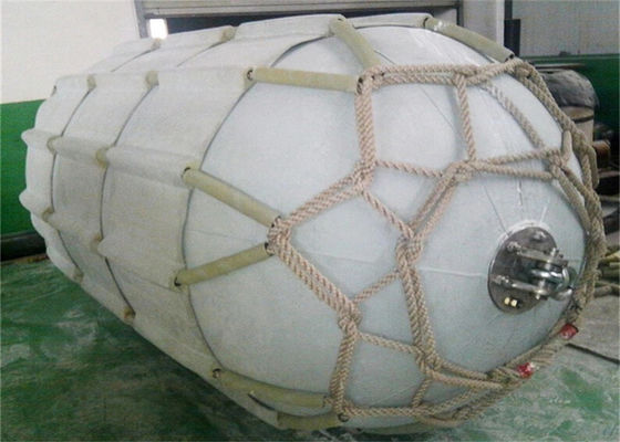 Kwaliteit Wit Slingertype die Pneumatisch Rubberstootkussen 50kpa 3.3x6.5m drijven fabriek